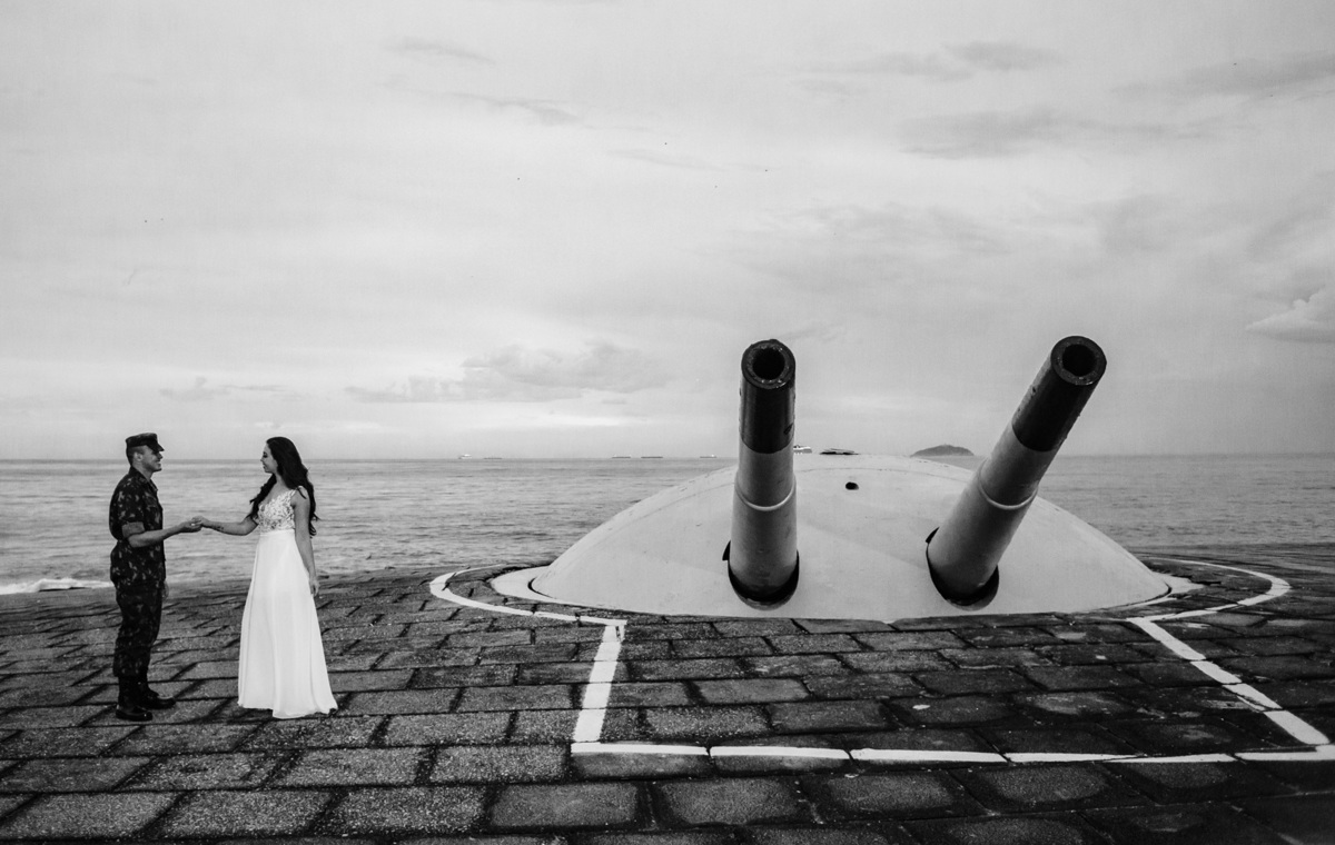 casal de mãos dadas do lado do canhão no forte de copacabana ensaio pre wedding rj