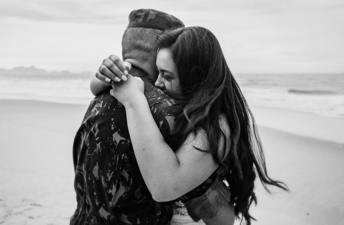 casal rj abraçados ensaio pre casamento forte de copacabana andre nogueira fotografia