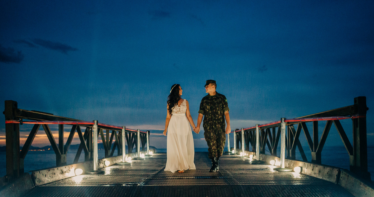 de mãos dadas no forte de copacabana durante ensaio pre casamento rj
