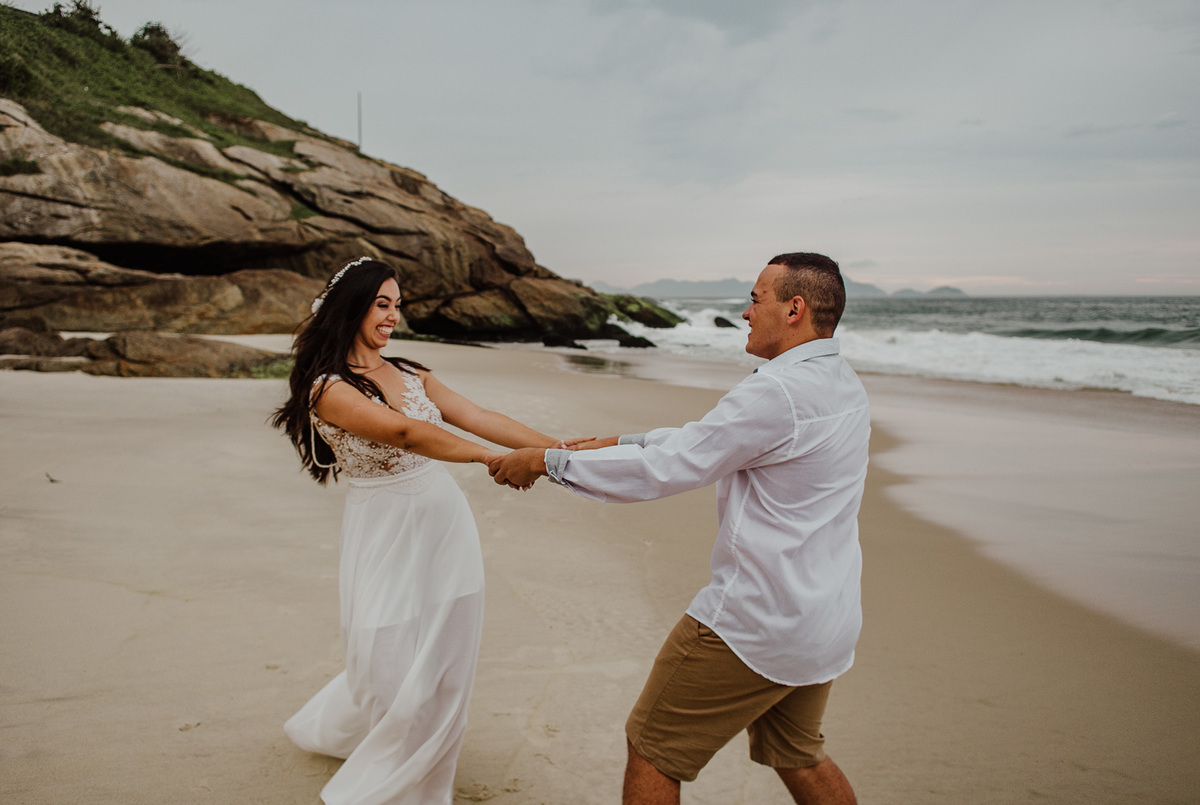 rodando de mãos dadas na areia do forte de copacabana ensaio pre casamento noivas rj