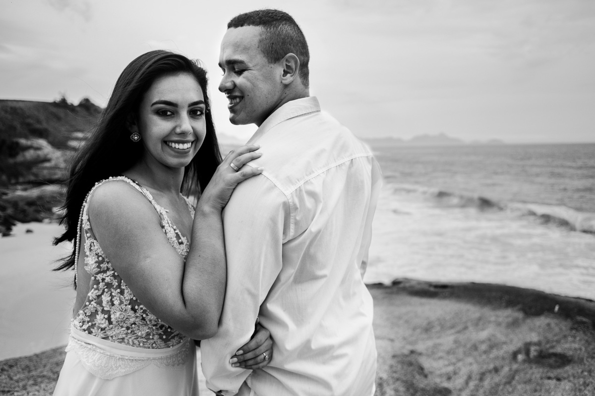 se olhando no forte de copacabana durante o ensaio casal rj