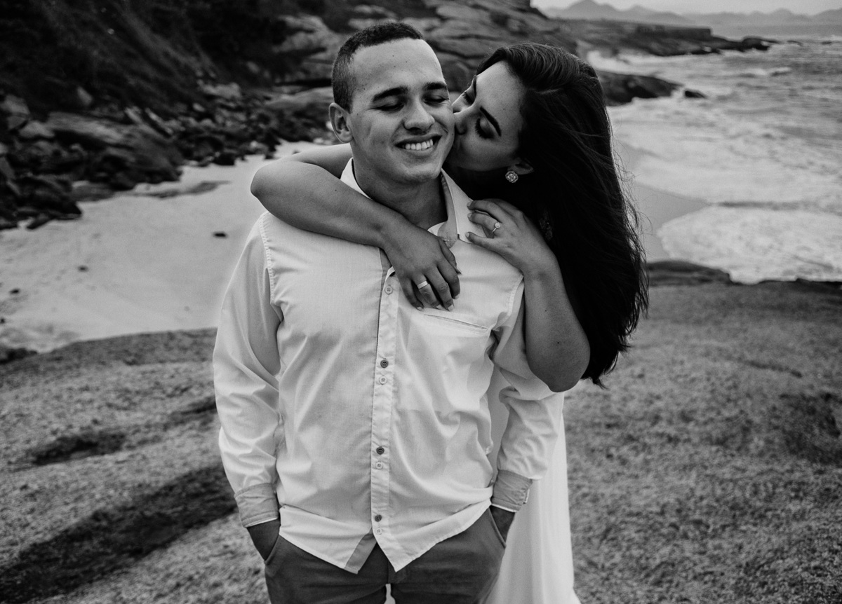 ensaio noivos rj noiva abraçando o noivo durante o ensaio de casal
