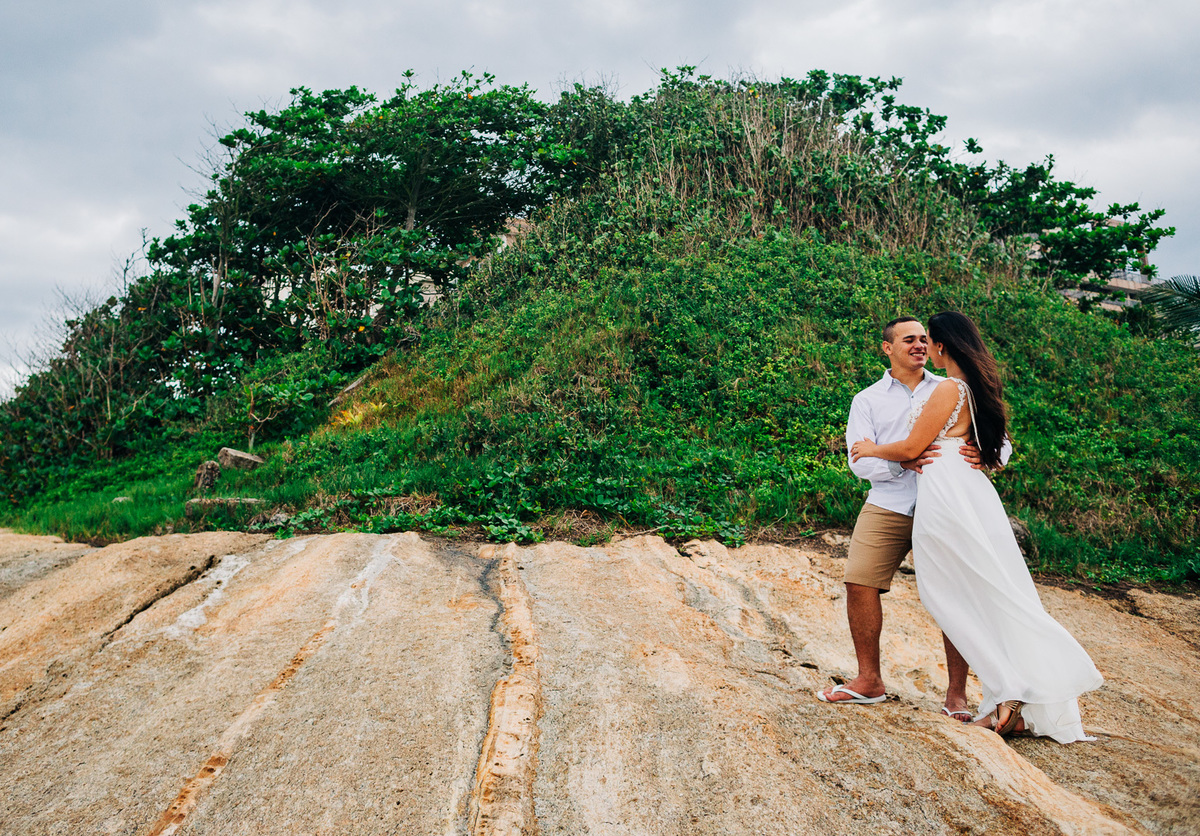 no alto da montanha do forte de copacabana casal rj abraçados