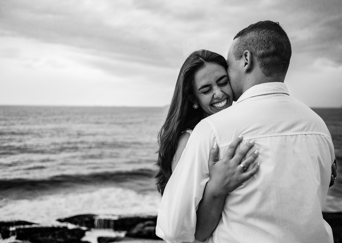 noivo beija a noiva no rosto e ela sorri forte de copacabana pre wedding