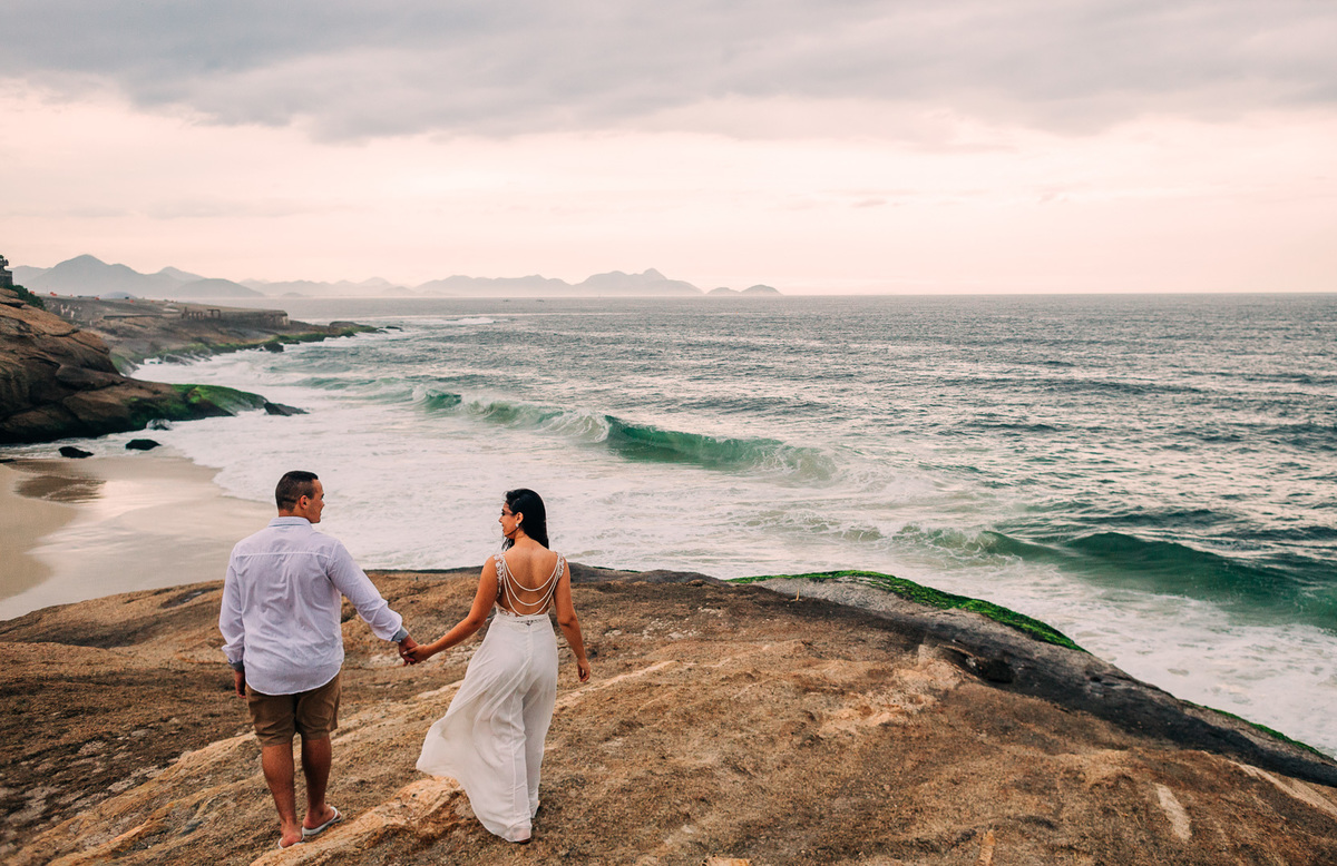 de mãos dadas ensaio casal noivos caminham no forte de copacabana