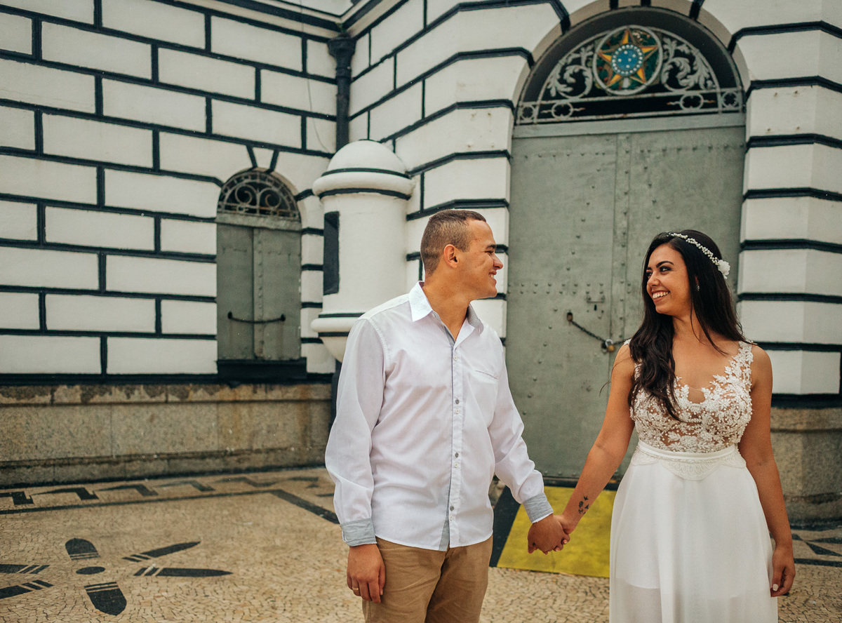 de mãos dadas casal sorri no hotel copacabana palace ensaio pre casamento rj