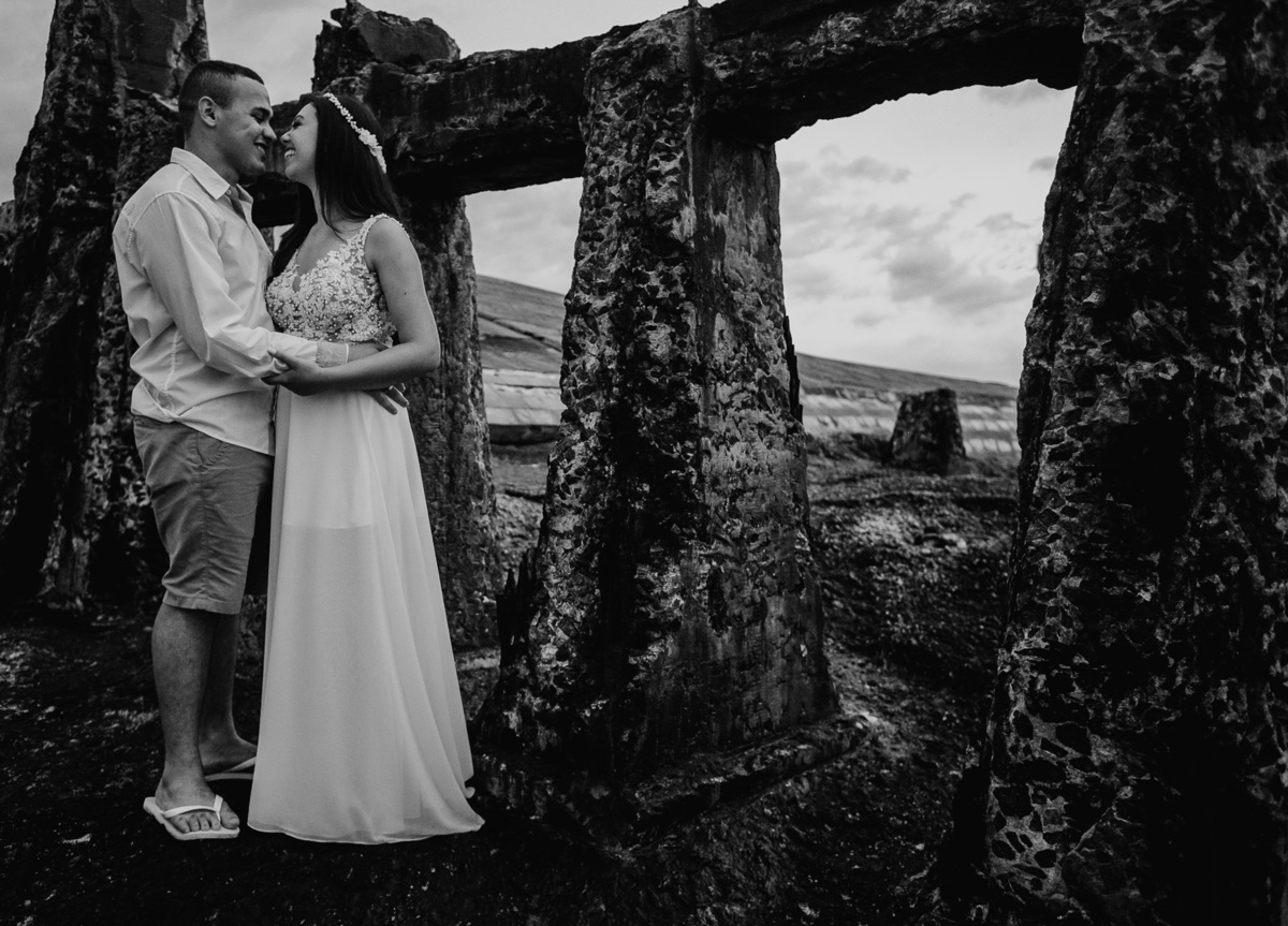 nas ruínas do forte de copacabana casal se olha pre casamento copacabana palace