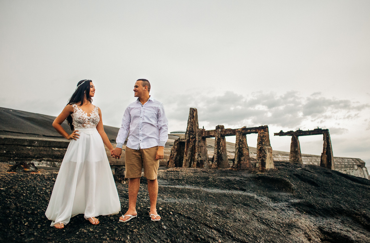 nas ruinas do forte de copacabana casal estão de mãos dadas ensaio noivos rj praia de copacabana