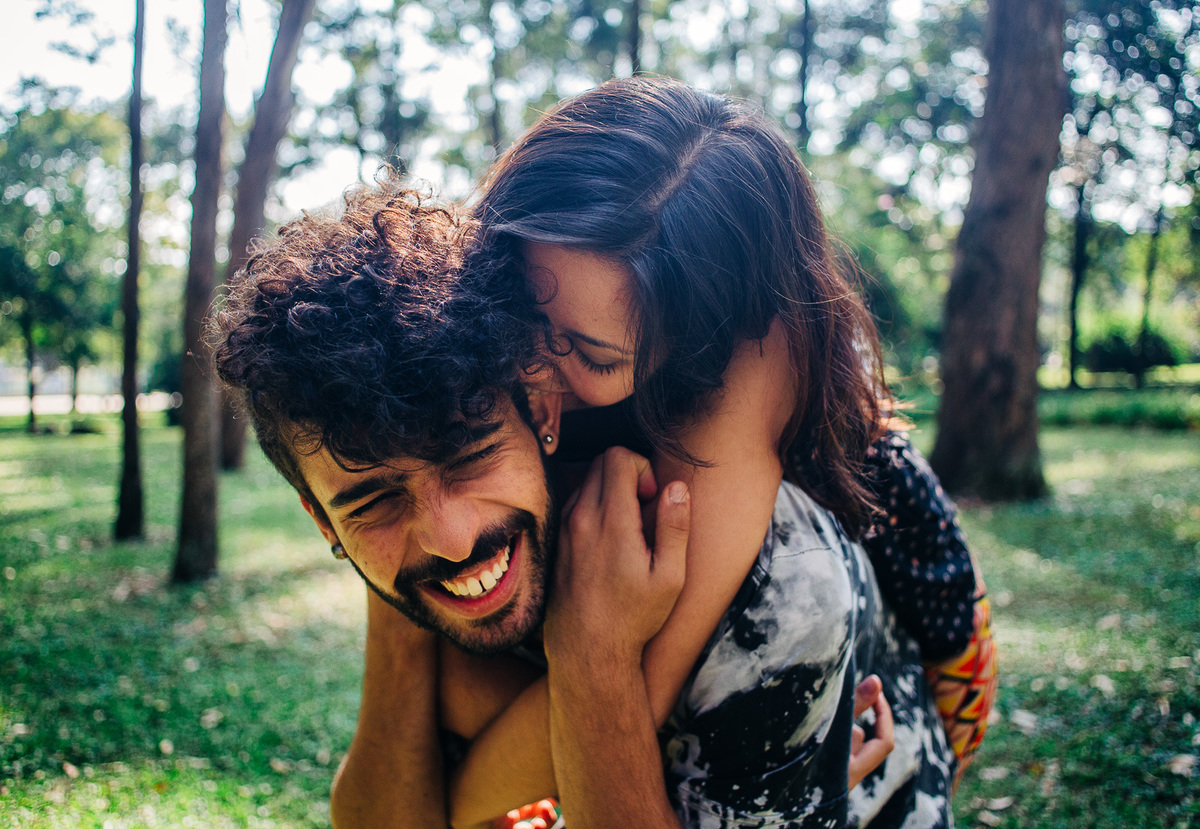 noiva nas costas do noivo, parque ibirapuera, são paulo ensaio pre wedding