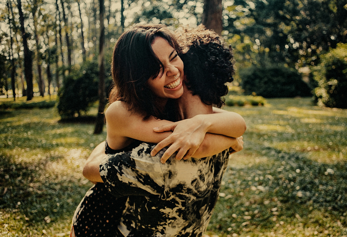 noiva sorridente e abraçada pelo noivo, parque ibirapuera, pre casamento, noivas de são paulo