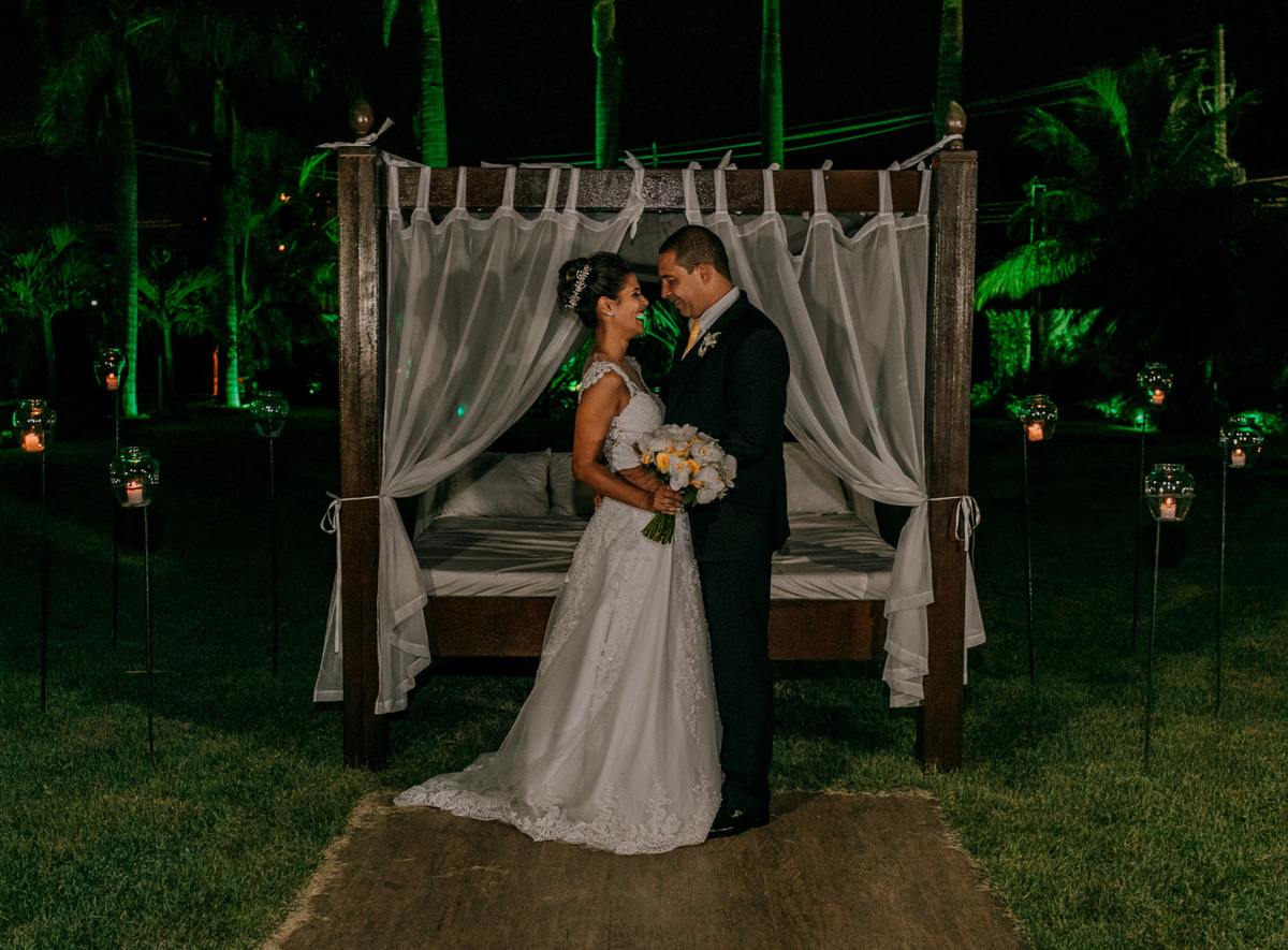 noivos na sessão de fotos no jardim do salão mansão das estrelas por andre nogueira fotografia fotografo de noivas e casamentos rj