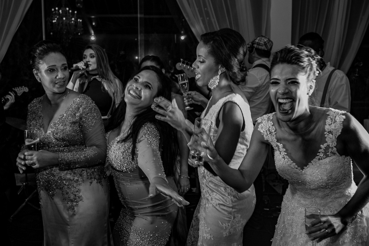 noivas rj dançando na pista de dança do salao mansao das estrelas durante a festa de casamento por andre nogueira otografia fotografo de casamento rj