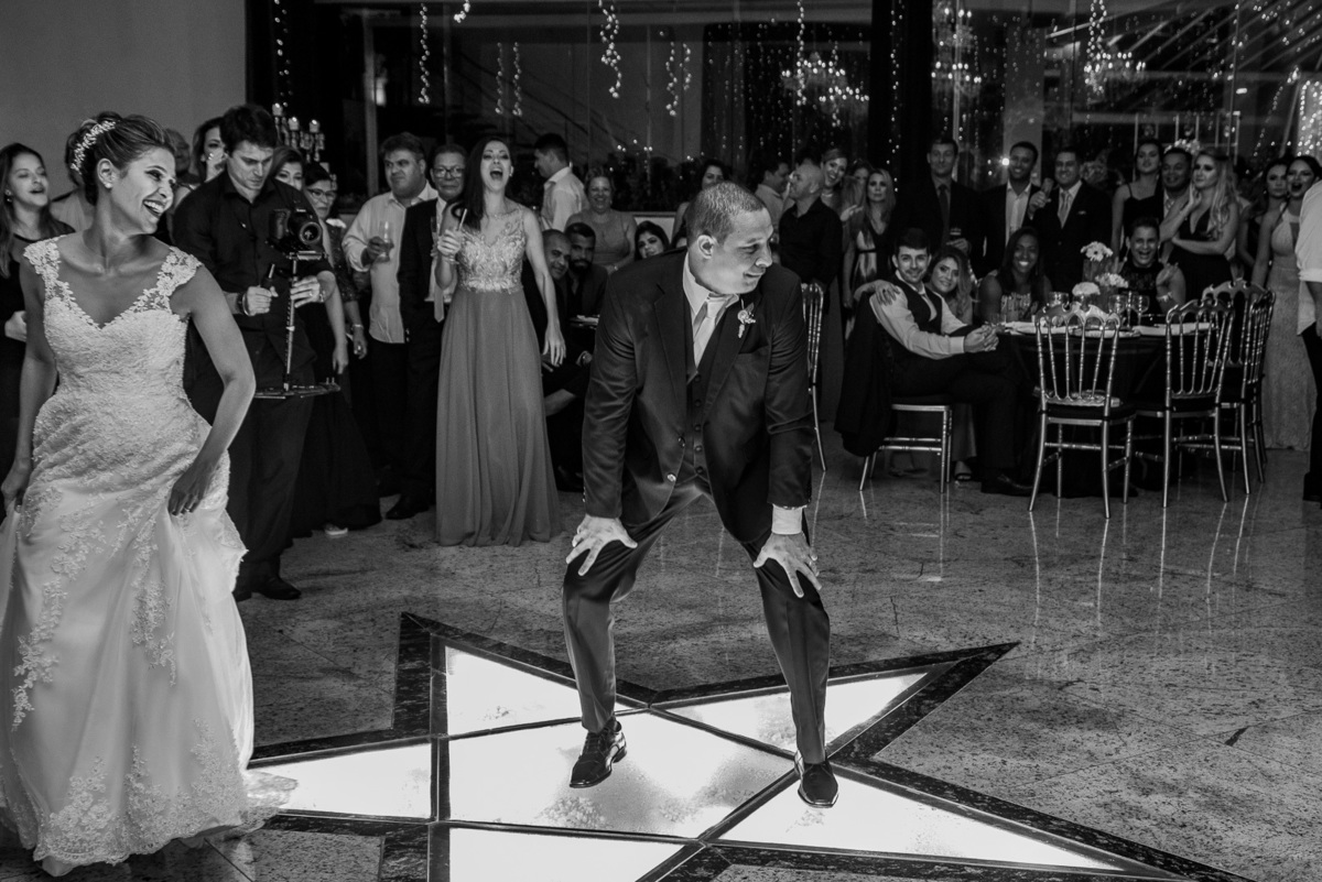 noivos dançando na pista de dança do salão mansão das estrelas festa de casamento luxuoso rj fotos de festa de casamento rj