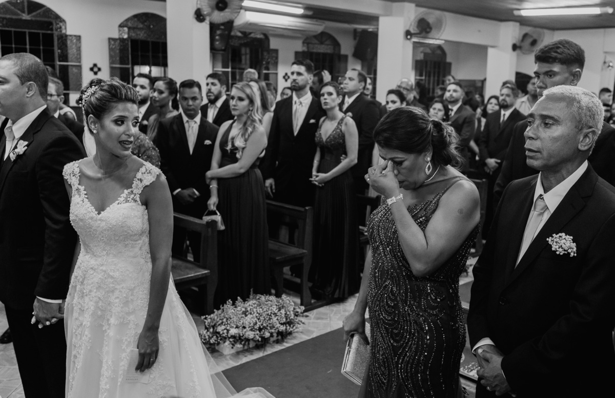 mae da noiva emocionada e sua filha noiva observa na cerimonia de casamento católico