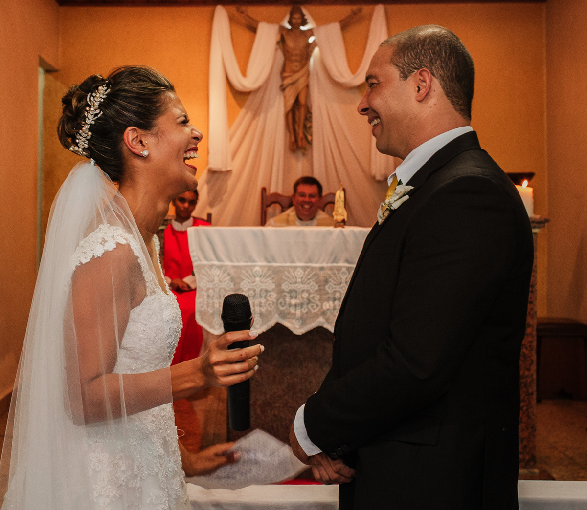 noivos felizes durante os votos de casamento fotos casamentos rj
