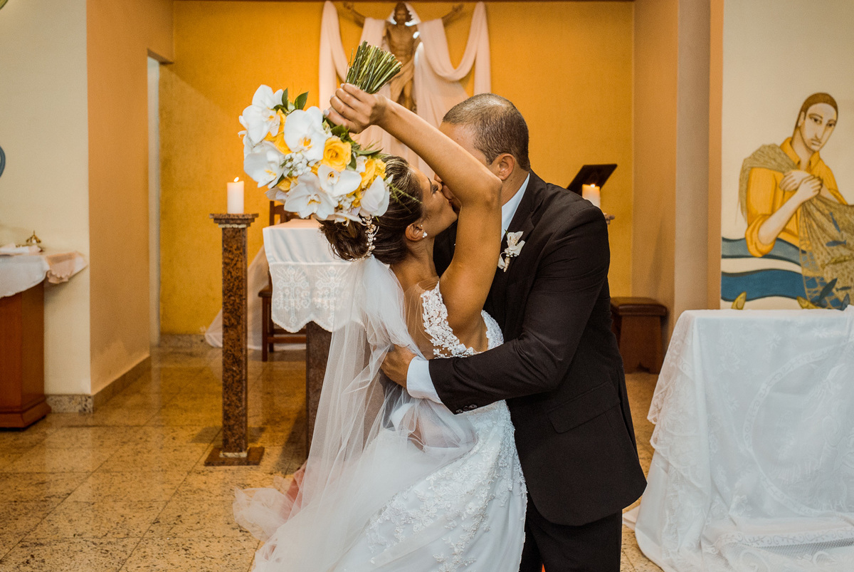 noivos se beijam no final da cerimonia de casamento buquet de noiva e vestido de noiva rj por morena andrade atelier