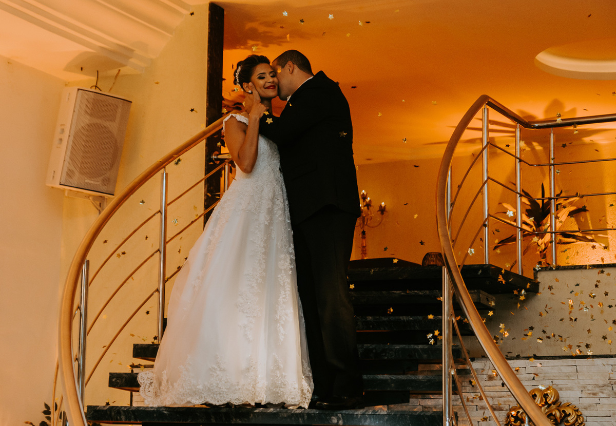 noivos se beijando na escadaria do salão de festa mansão das estrelas casamento rj fotografia de casamento