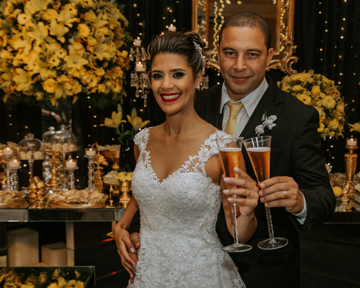 noivos brindando mesa do bolo do salão mansão das estrelas casamento rj fotografia de noivos rj por andre nogueira fotografia