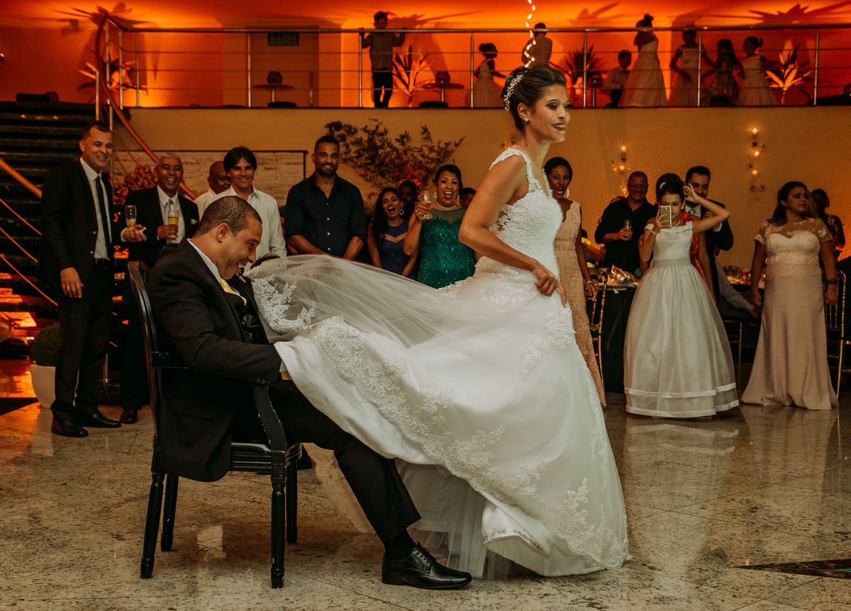 noivo levanta o vestido de noiva morena andrade atelier durante a festa de casamento rj no salão mansão das estrelas em campo grande rj dança dos noivos ideias para casamento