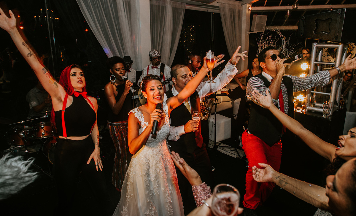 noivos cantando com a banda de músicos festa de casamento mansão as estrelas fotografia de festa de casamento rj