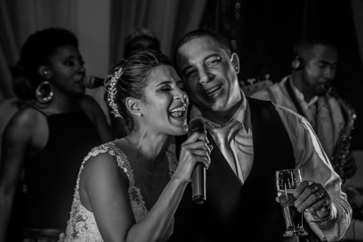 noivos cantando com a banda de casamento festa de casamento mansão das estrelas vestido de noiva morena andrade atelier