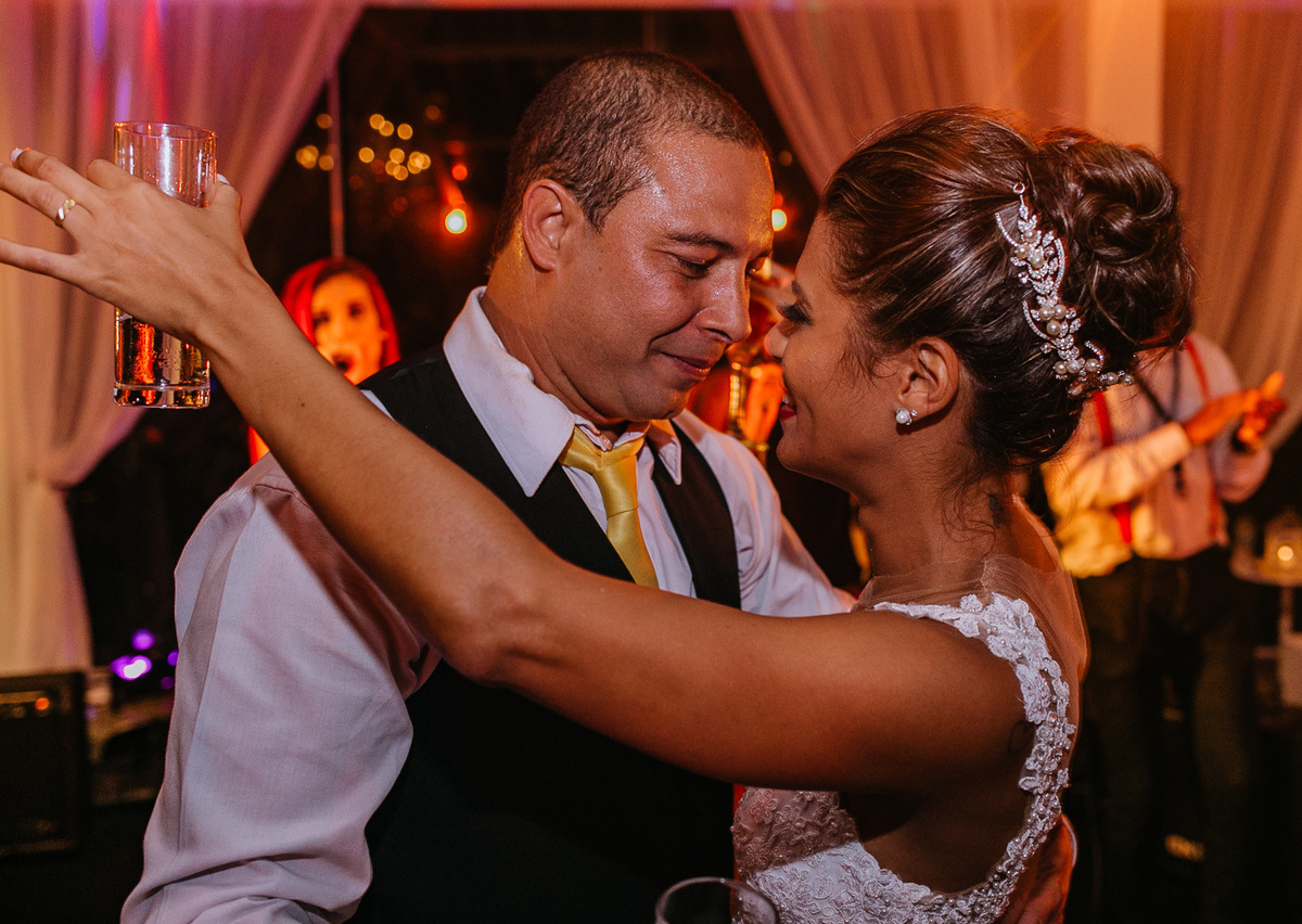 noivos rj dançando na pista de dança durante a festa de casamento rj salão mansão das estrelas