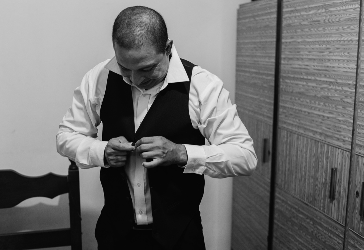 noivo se arrumando durante o making noivo casar rj  casamento na igreja