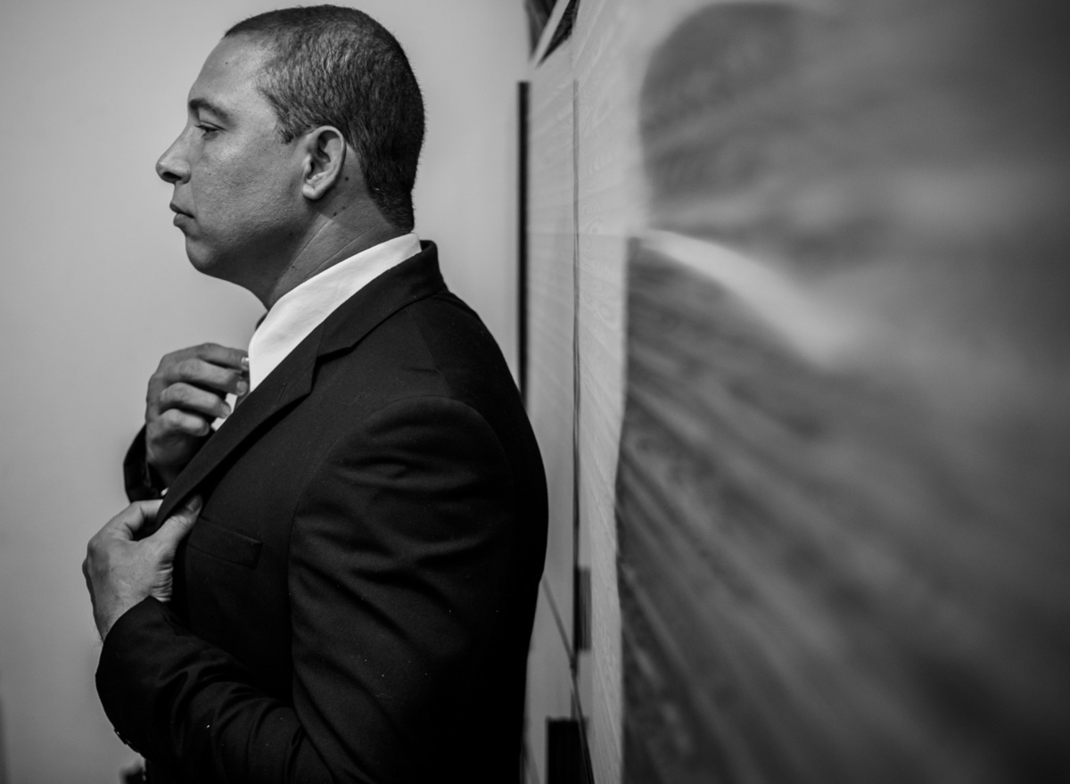 casamento rj noivo ajeitando a gravata antes da cerimonia religiosa na igreja