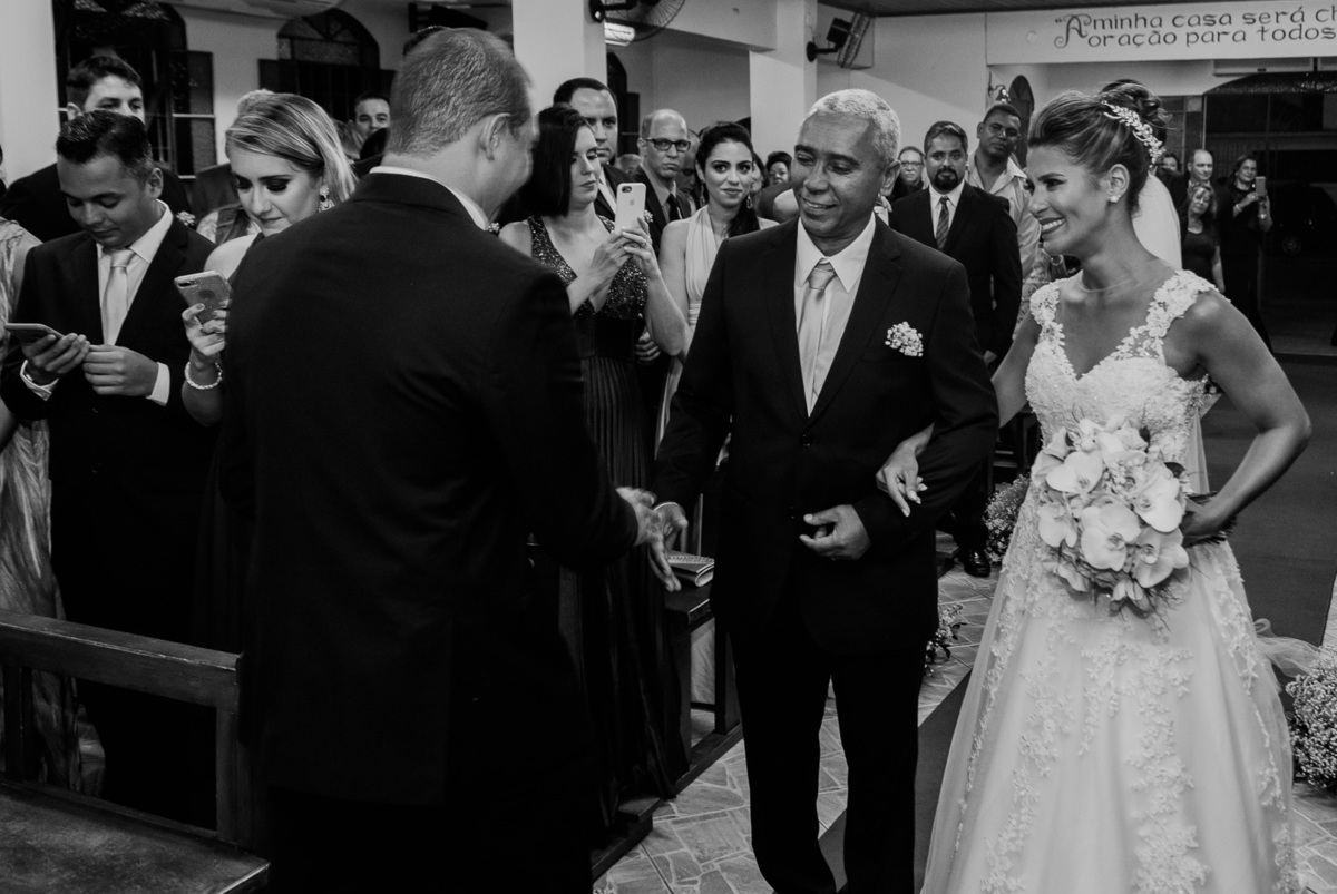 pai da noiva e noivo recebem a noiva emocionada cerimonia de casamento no mansão das estrelas