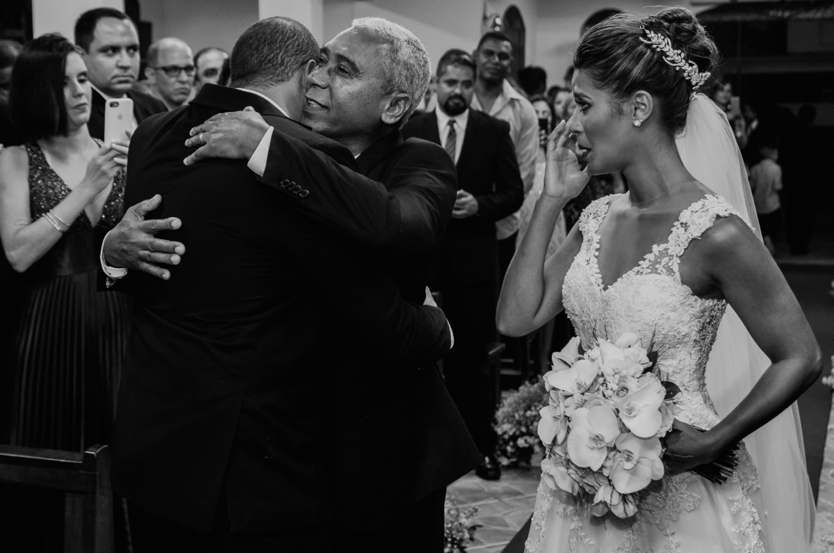 pai da noiva e noivo se abraçam enquanto a noiva chora vestido morena andrade atelier casamento rj mansão das estrelas