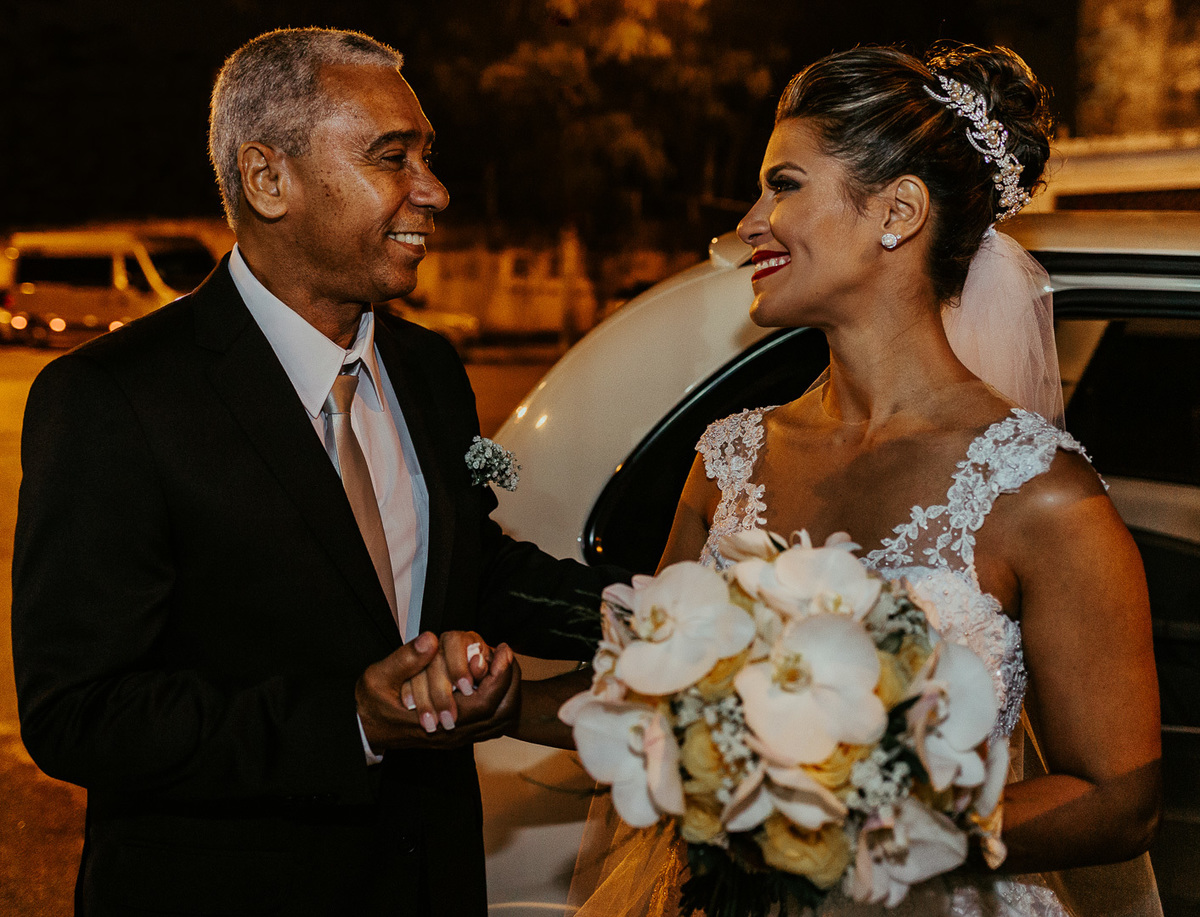 pai  e noiva se olham antes dela entra na cerimonia religiosa vestido morena andrade atelier casamento rj