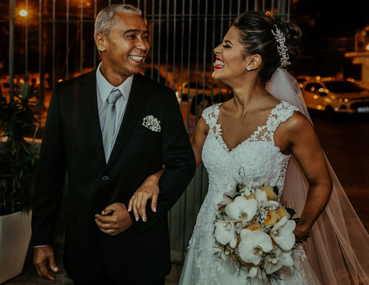 noiva dando lingua para o seu pai antes de entrar para a cerimonia de casamento rs estido morena andrade atelier salão mansão das estrelas