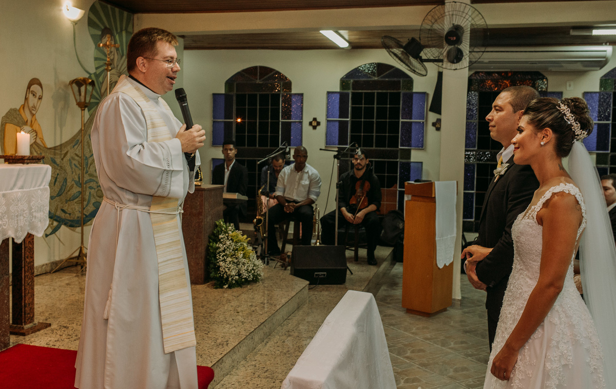 fotografo de casamento rj noivo celebrando cerimonia religiosa igreja catolica vestido de noiva morena andrade atelier