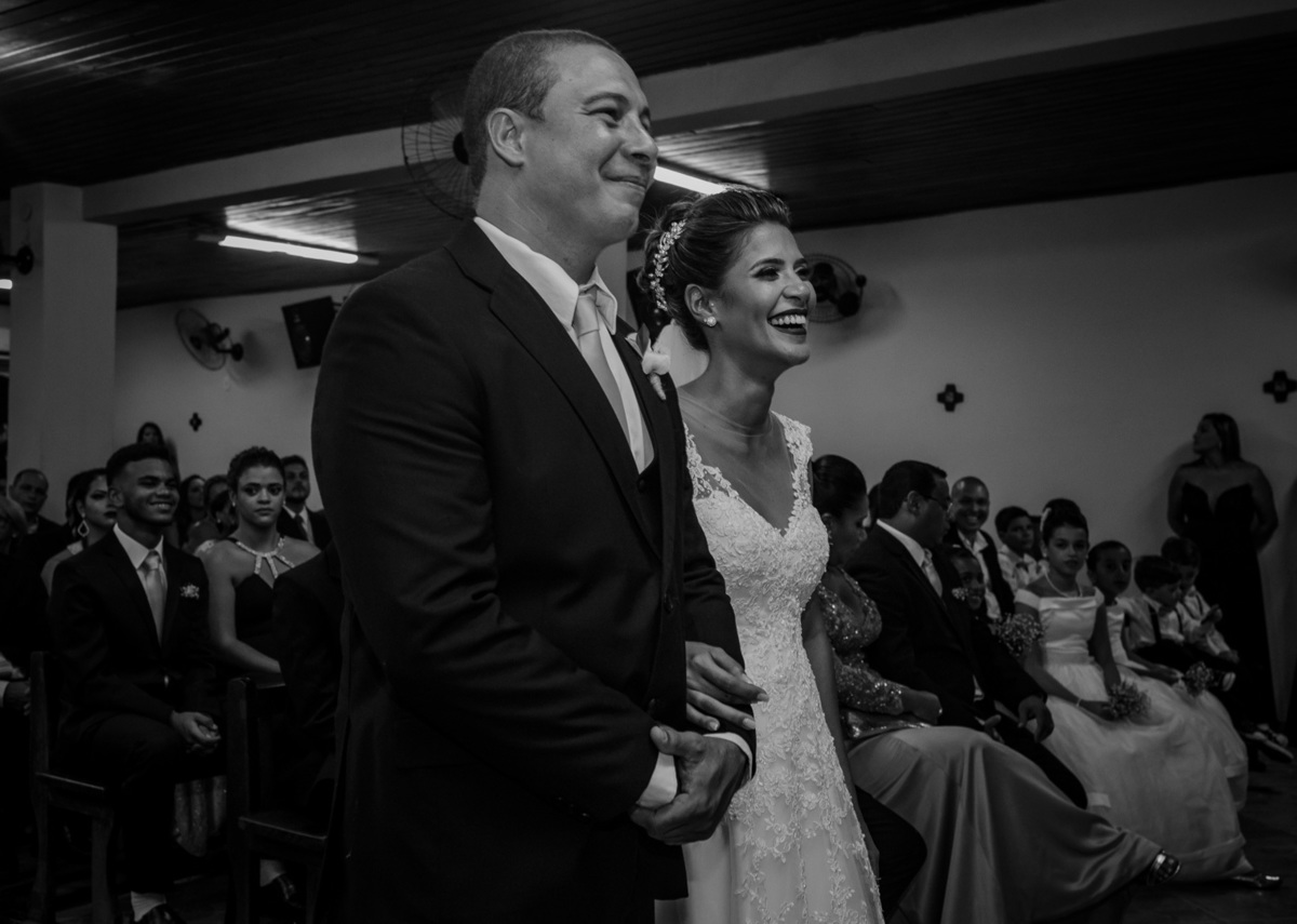 durante a cerimonia de casamento noivos sorriem casamento rj morena andrade atelier