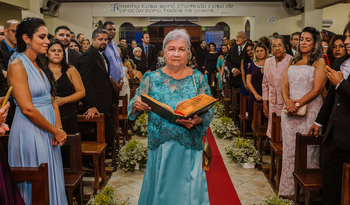 avó da noiva entra com a aliança de casamento durante a cerimonia de casamento rj
