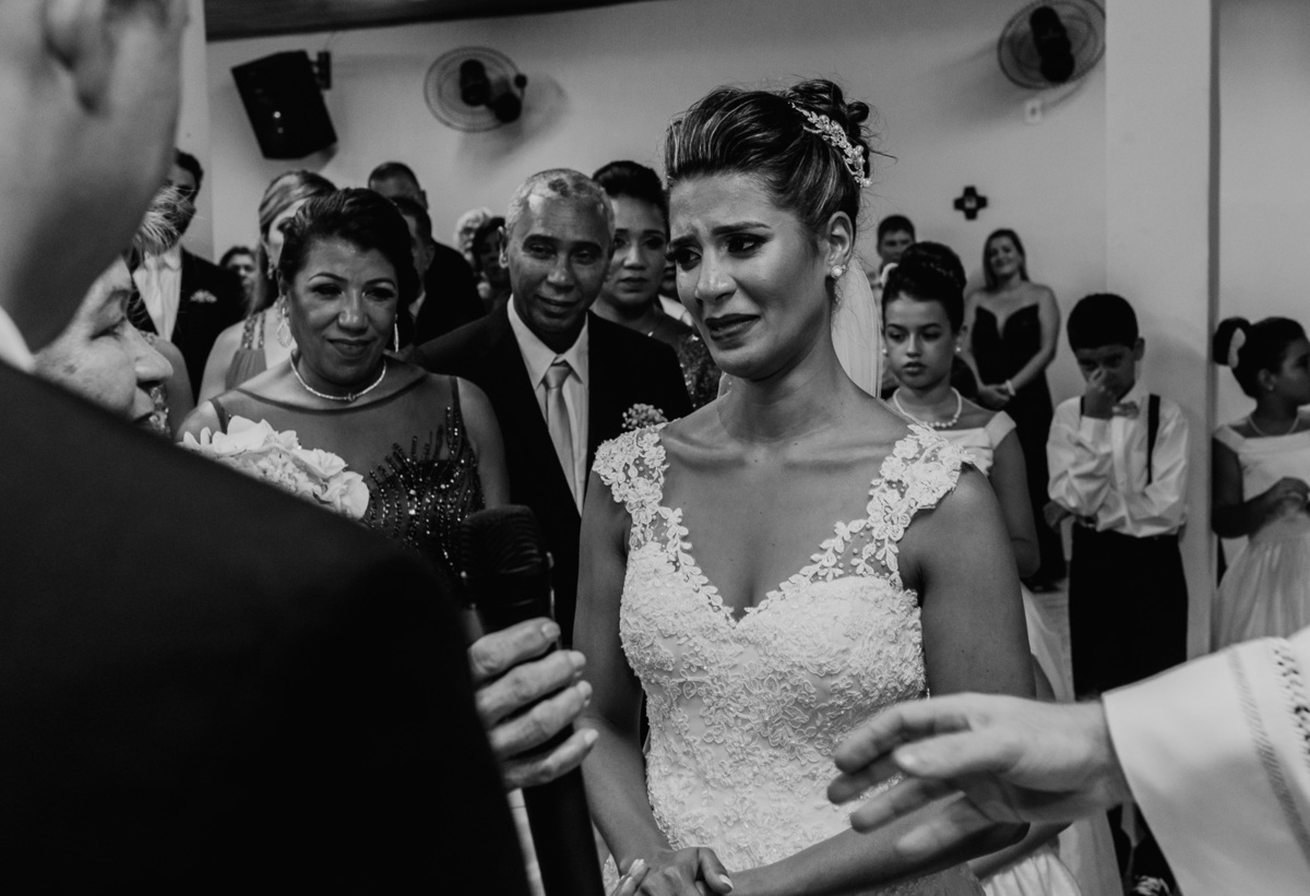 noiva emocionada recebendo a aliança de sua avó cerimonia de casamento rj fotografia de casamento no rio de janeiro
