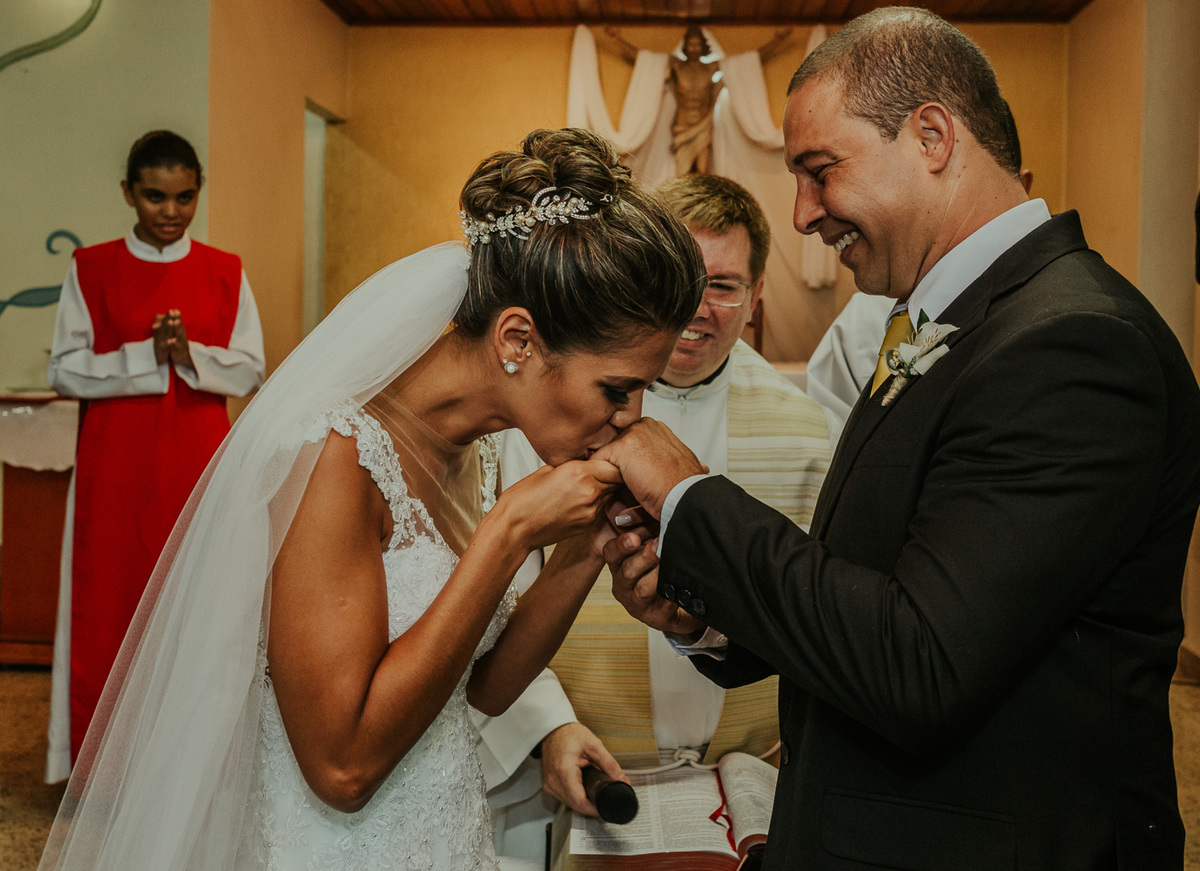 noiva beija a mão do seu noivo cerimonia de casamento  rj
