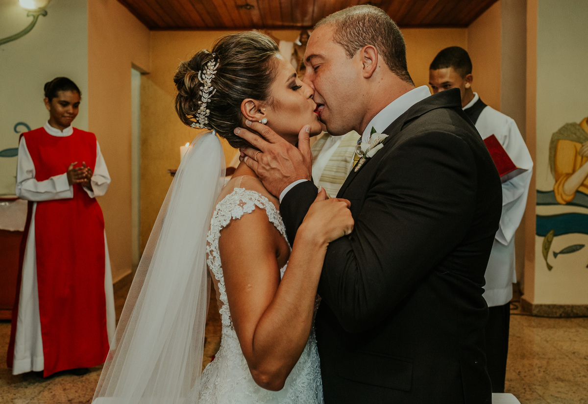 primeiro beijo de casados cerimonia religiosa fotos de casamento rj