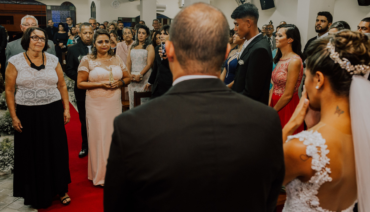 entrada da imagem da nossa senhora aparecida na igreja cerimonia de casamento fotos de noivas rj