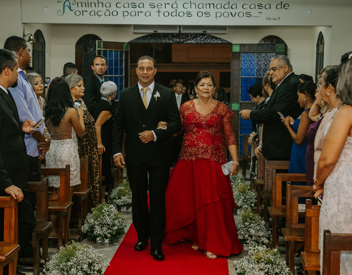 casamento na igreja catolica noivo entra na igreja com a sua mãe do noivo