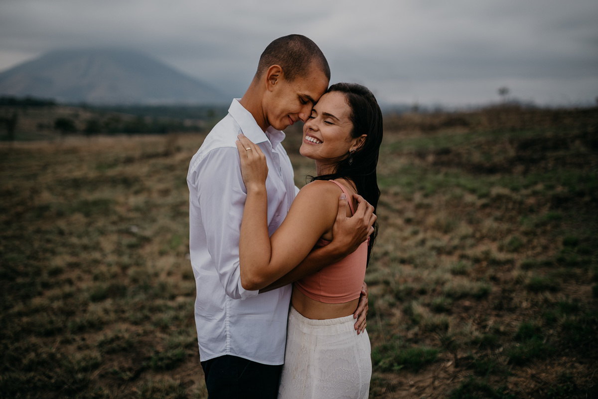 casal abraçado ensaio pre casamento em mangaratiba rj