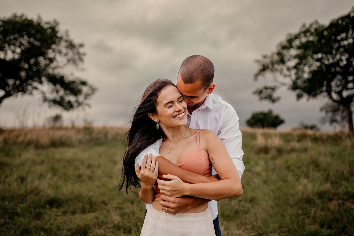 casal abraçado ensaio fotografico em mangaratiba rj fotografo de casamento rj andre nogueira fotografia
