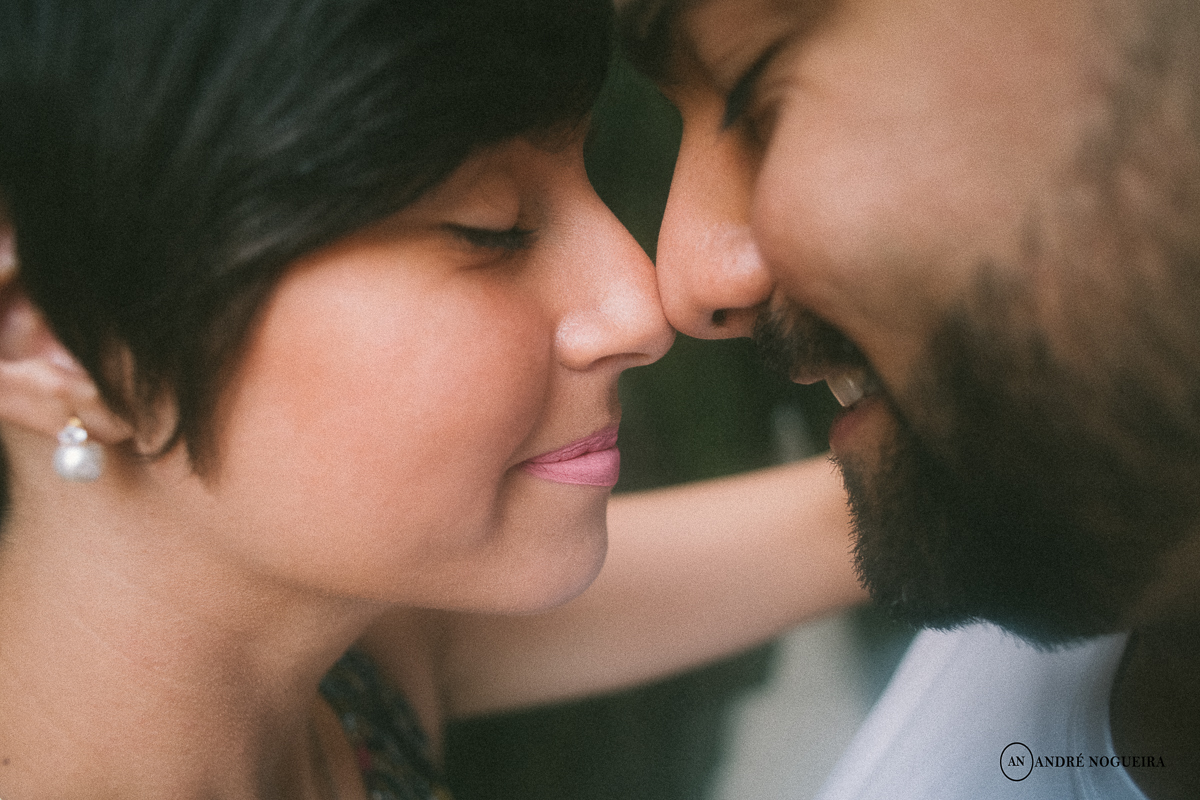 de olhos fechados e abraçadinhos