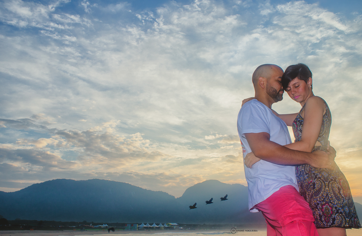 abraçados na areia da praia