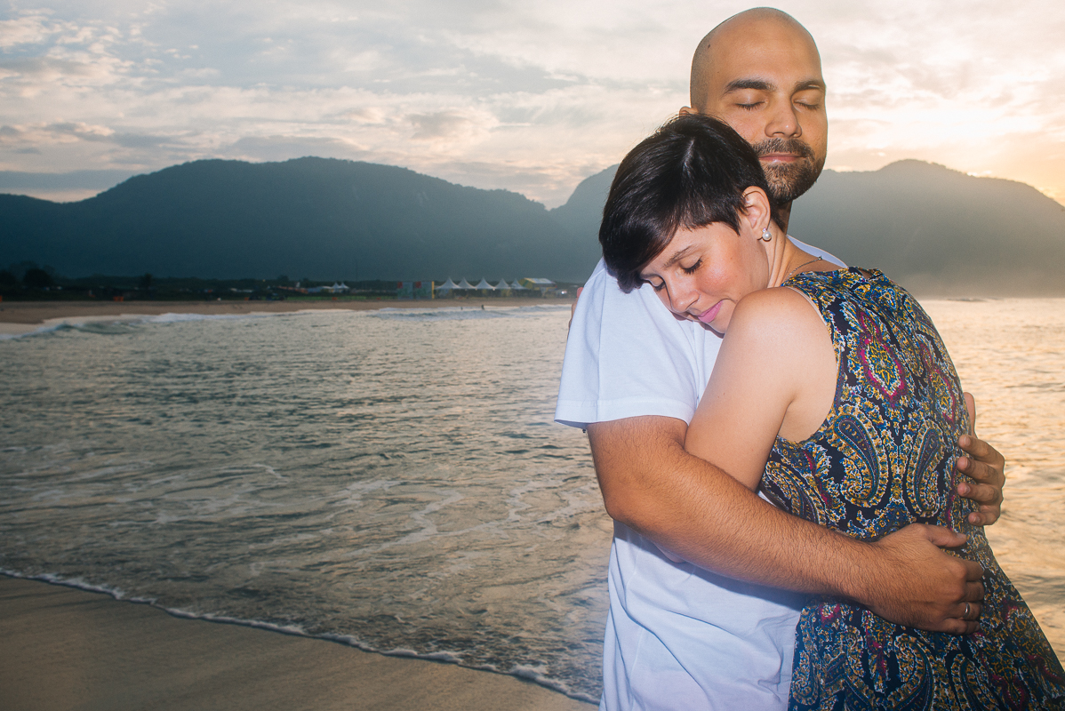 abraçadinhos com o nascer do sol ao fundo