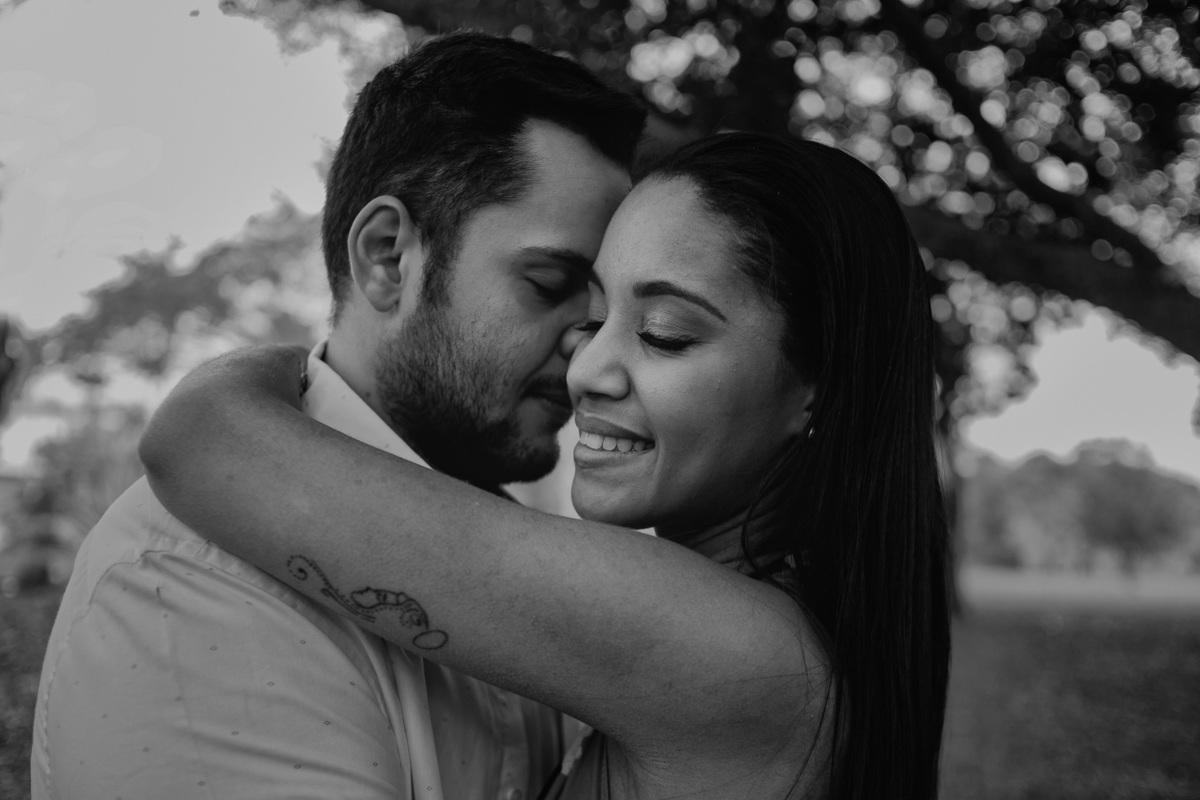 casal abraçado durante o ensaio pre casamento realizado na universidade rural andre nogueira fotografia