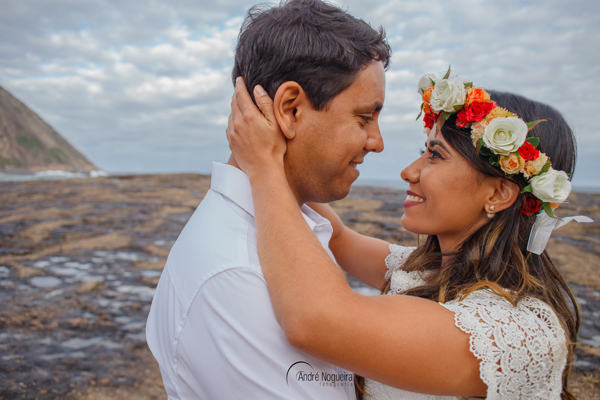 noivos se olhando de uma forma linda e apaixonante