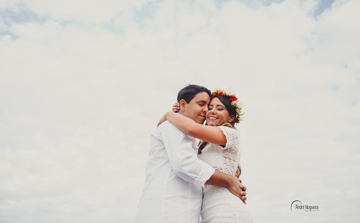 que lindo casal abraçado sobre o céu lindo de itacoatiara