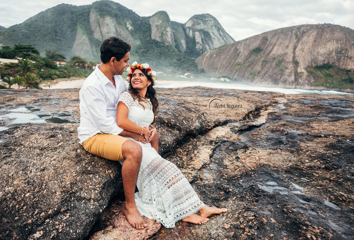 sentados e abraçados com a pedra do elefante ao fundo