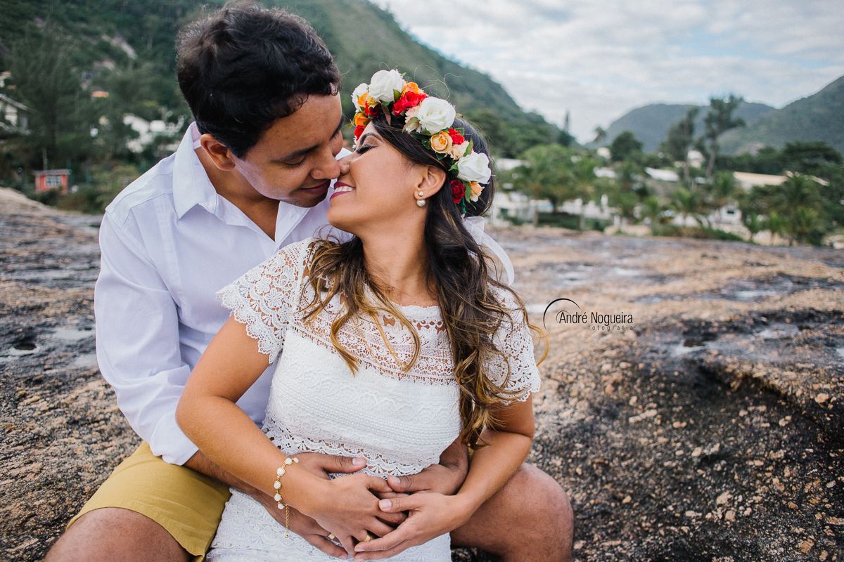 Quase se beijando sentados na pedra da praia de itacoatiara